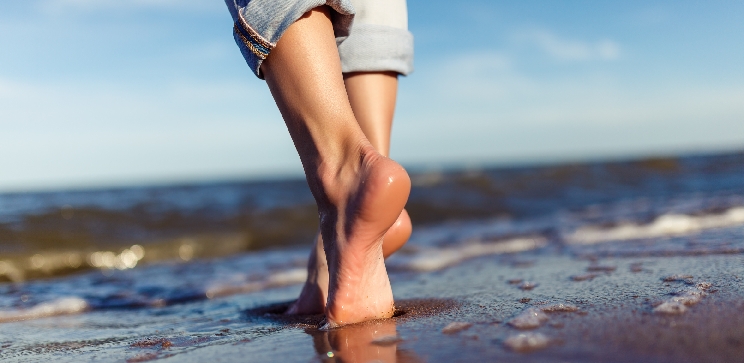 feet of woman in the sea waves © toxicoz@ fotolia.com
